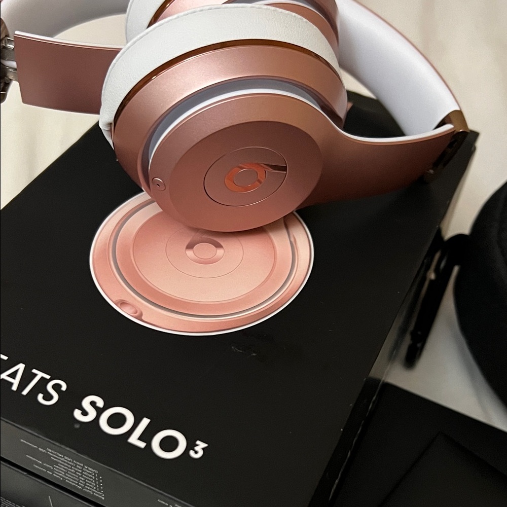 Beats Solo3 Wireless Headphones - Stylish Rose Gold